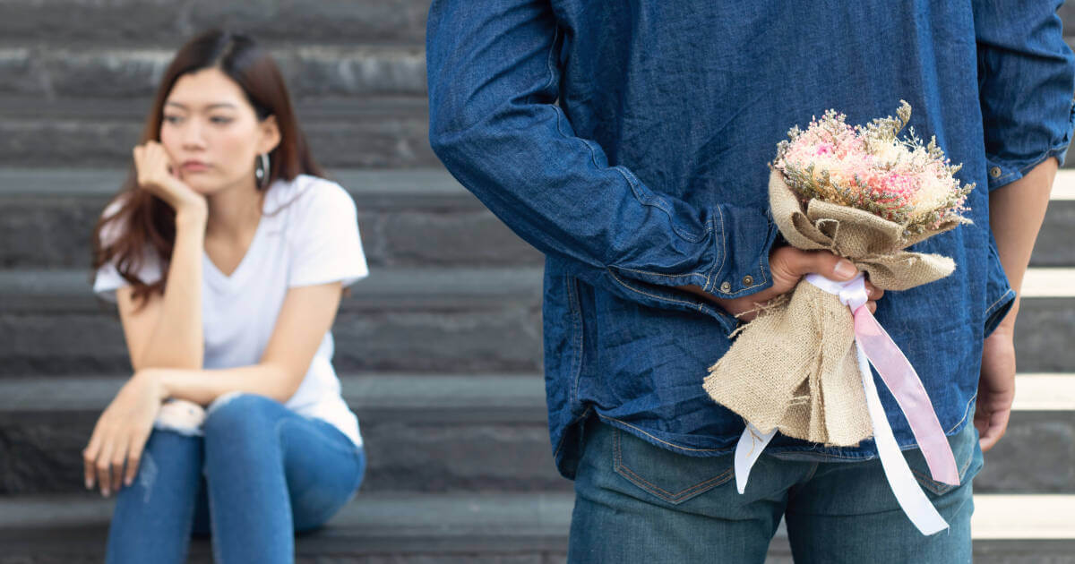 A heartfelt apology from a loving husband to his girlfriend after an argument, holding a bouquet of flowers.